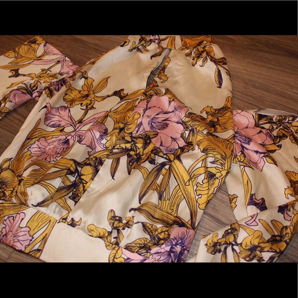 CREAM & FLORAL 2 PIECE - Picture 7 of 8